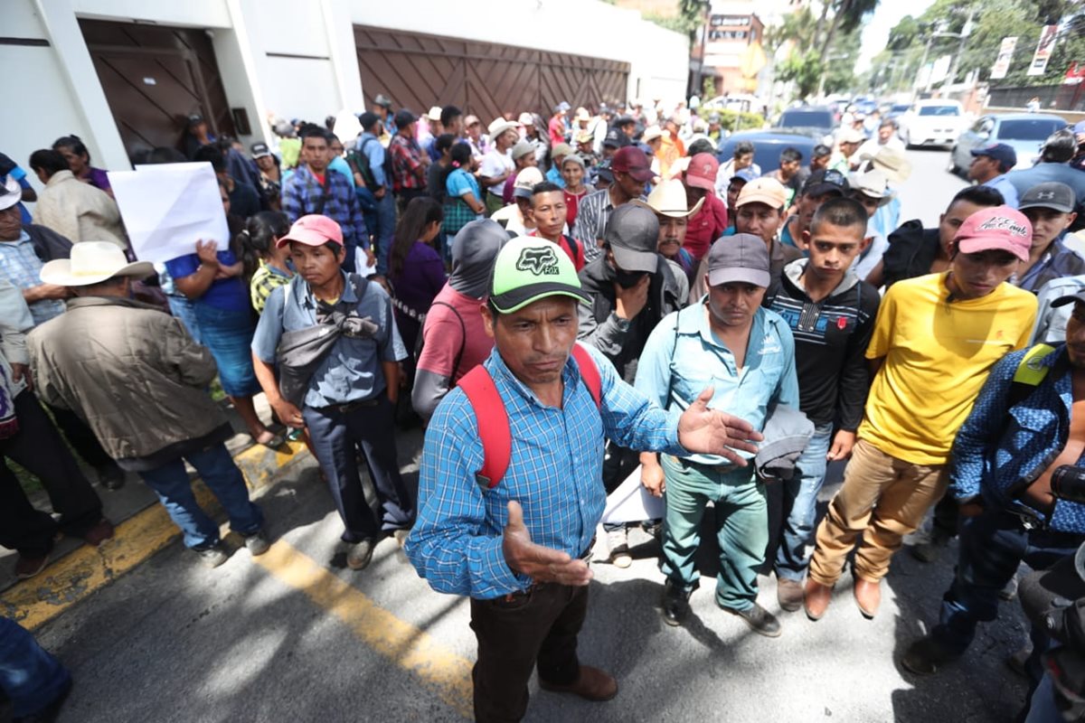 Un dirigente explica a los manifestantes que fueron engañados y que se retirarán de la sede de la Cicig. (Foto Prensa Libre: Esbin García)
