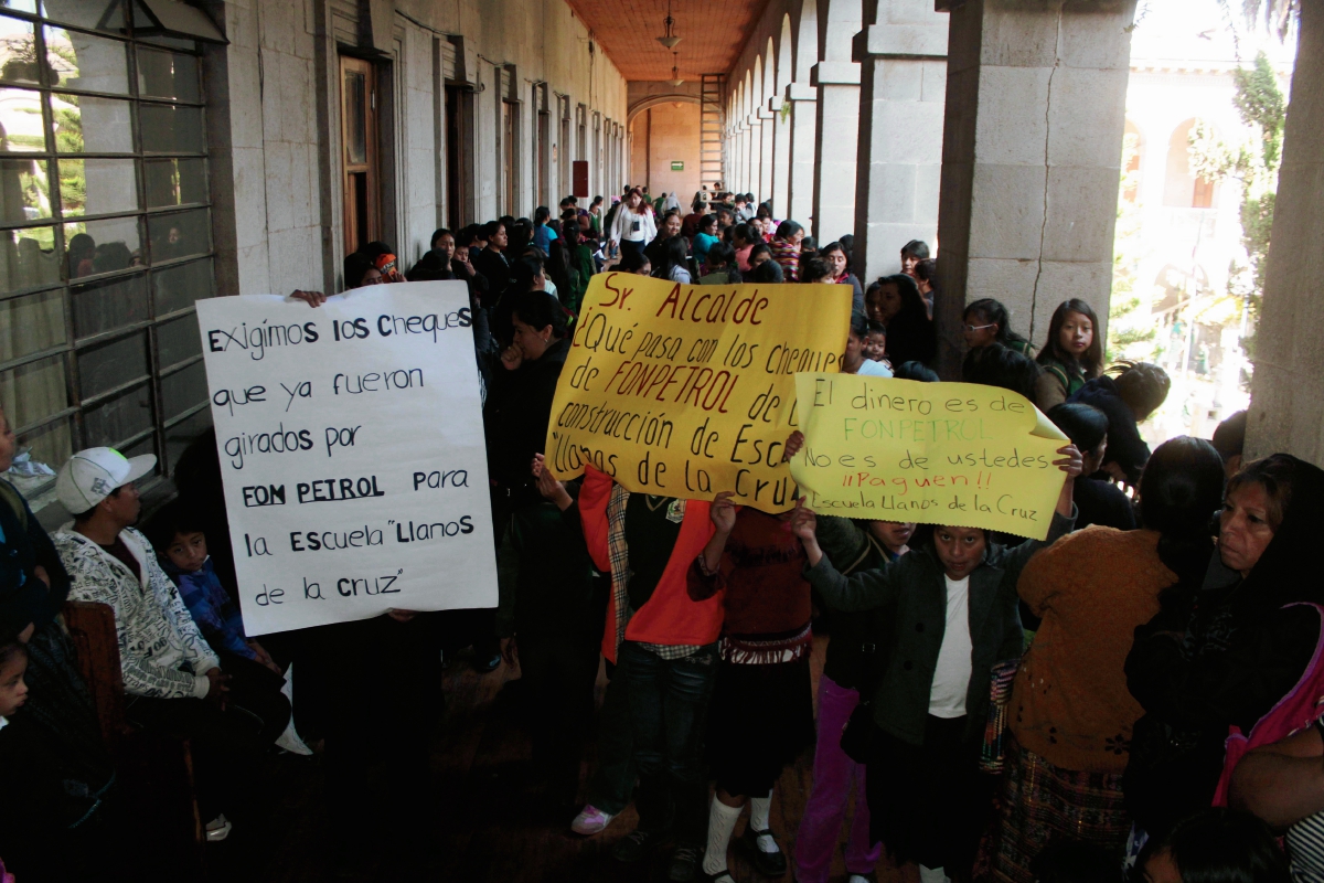 Estudiantes, padres  de familia y maestros protestan para exigen que se culmine la construcción de seis aulas de la escuela Llanos de la Cruz, zona 7 de Xelajú. (Foto Prensa Libre: Carlos Ventura)