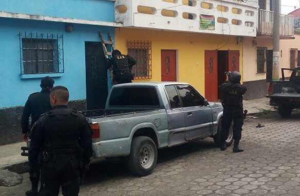 Varios heridos de bala fueron trasladados al Hospital de Amatitlán, luego de un enfrentamiento armado. (Foto Prensa Libre: PNC)
