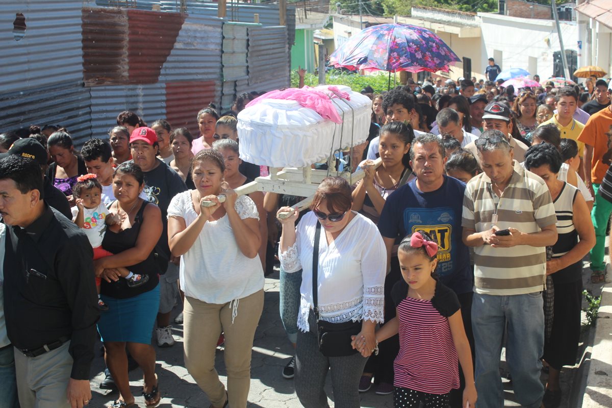 Familiares y amigos acompañan el sepelio de Ashlin Castellanos, quien fue muerta por presuntos pandilleros, en Jutiapa. (Foto Prensa Libre: Óscar González)