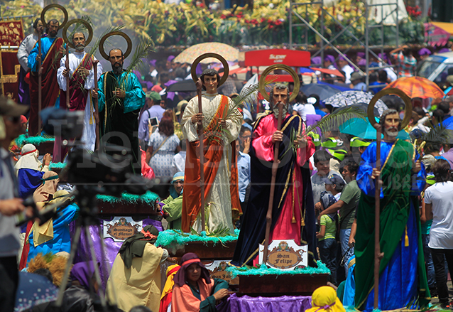 Imagenes de los doce apóstoles que acompañan a Jesús de las Palmas el domingo de ramos. (Foto: Hemeroteca PL)