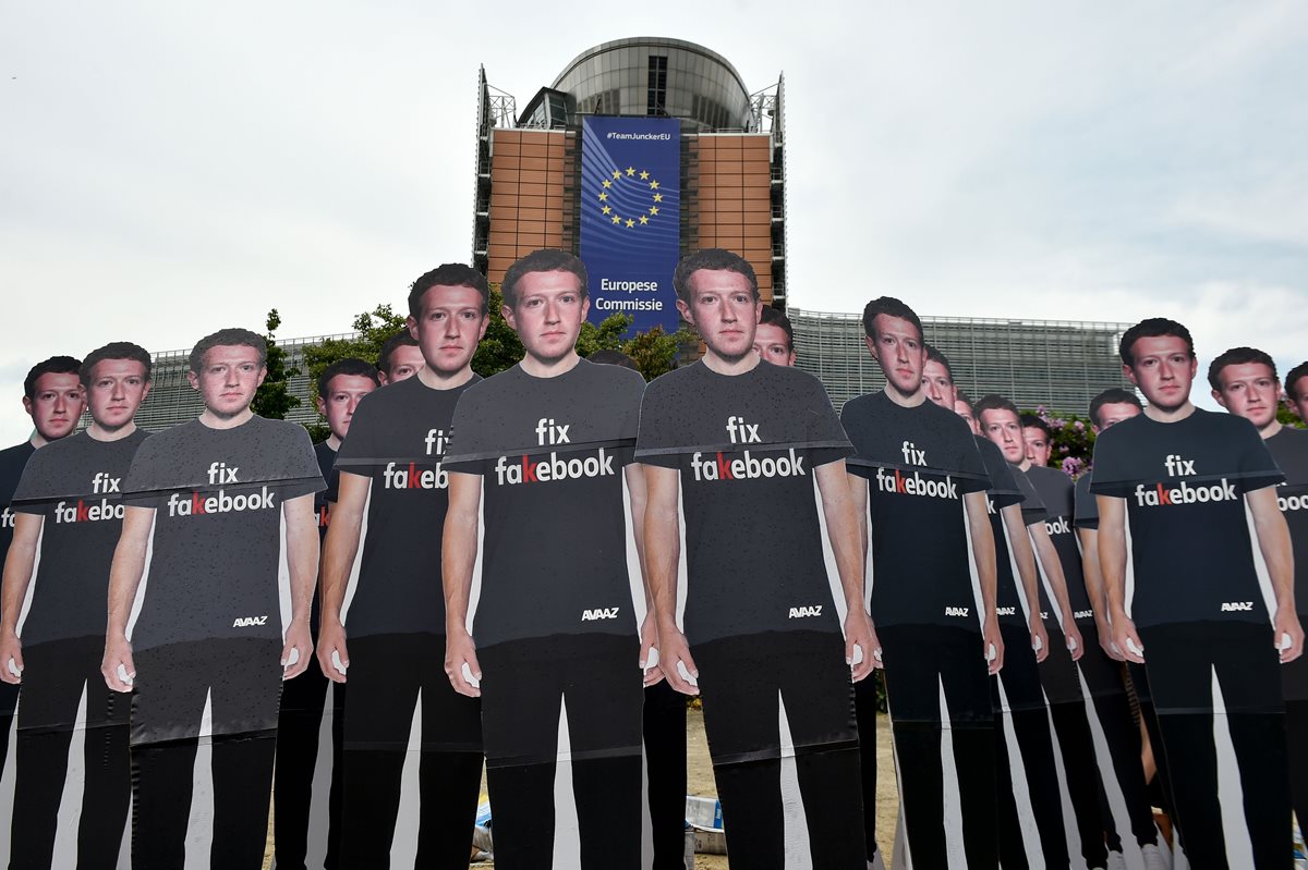 Activistas globales de Avaaz, montaron recortes de cartón del jefe de Facebook Mark Zuckerberg, en el que está escrito "Fix Fakebook", frente a la sede de la Unión Europea en Bruselas. (Foto Prensa Libre: AFP)