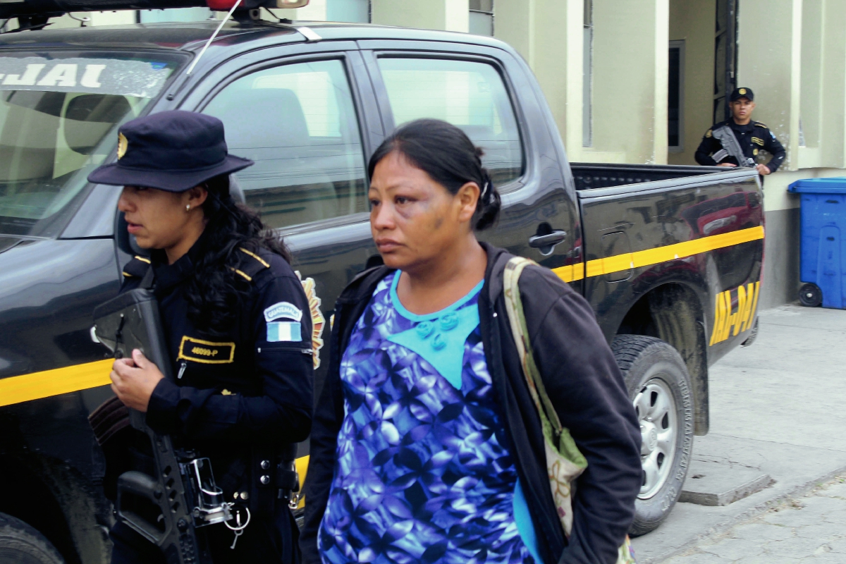 Una agente de la Policía auxilia a Maria Carlota Saravia, quien fue golpeda en el rostro por su conviviente, en la zona 1 de la ciudad de Jalapa. (Foto Prensa Libre: Hugo Oliva)