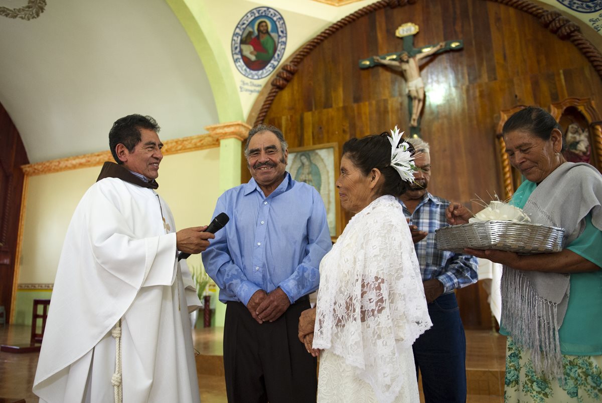 Pablo Ibarra (camisa celeste), de 75 años, se casa con Francisca Santiago (a la der.) de 65, luego de décadas de espera. (Foto Prensa Libre: AP).