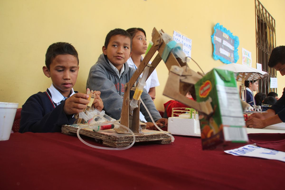 Un niño muestra su proyecto de robótica en el que utilizó material de reciclaje, en Huehuetenango. (Foto Prensa Libre: Mike Castillo)