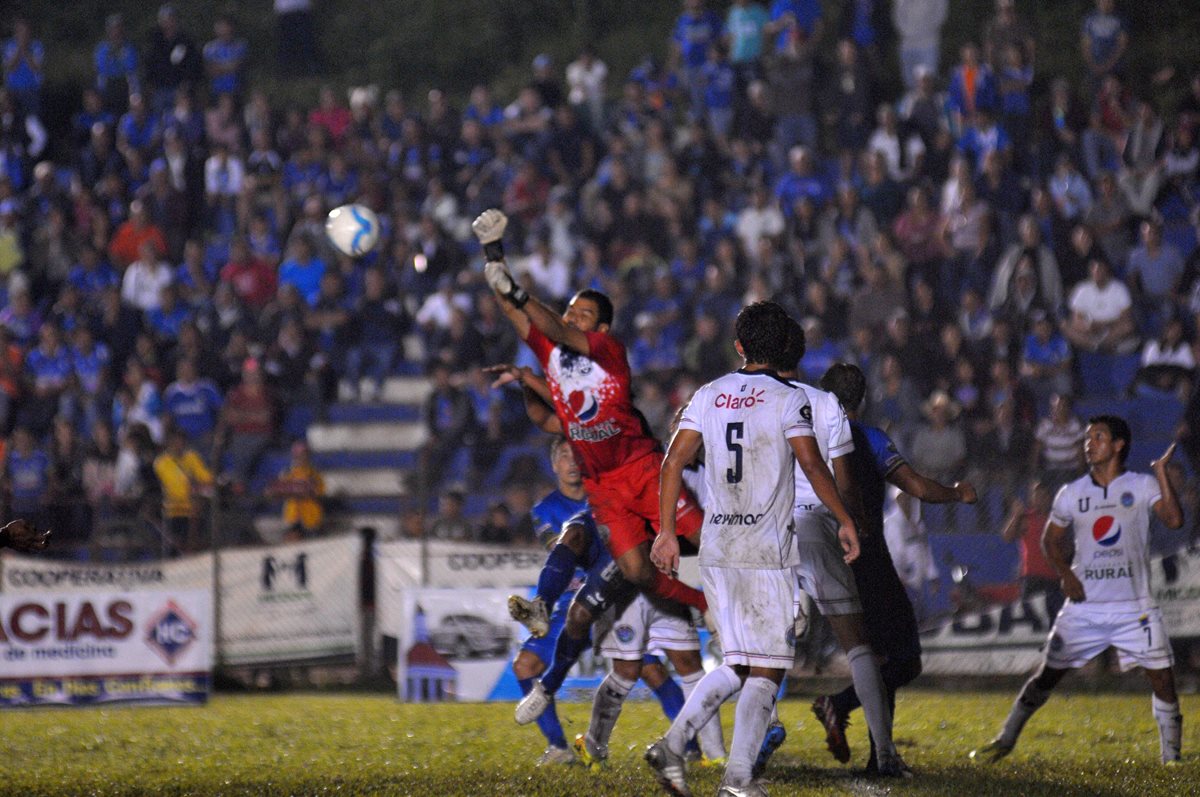 Sin parar un momento los aficionados de Cobán Imperial apoyaron a su equipo en el juego frente a la Universidad. (Foto Prensa Libre: Eduardo Sam)