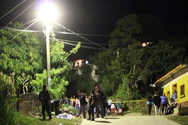Autoridades examinan el cadáver en El Lazareto. (Foto Prensa Libre: Hugo Oliva)