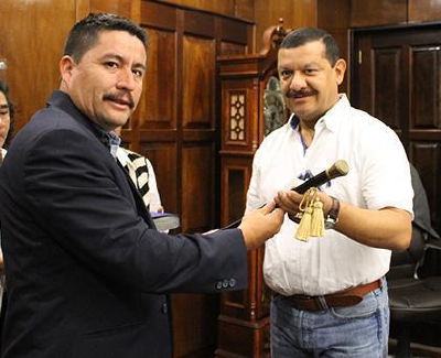 Coro renunció  a la alcaldía de Santa Catarina Pinula y entregó la vara edil a Víctor Alvarizaes. (Foto Prensa Libre: Muni Santa Catarina Pinula)