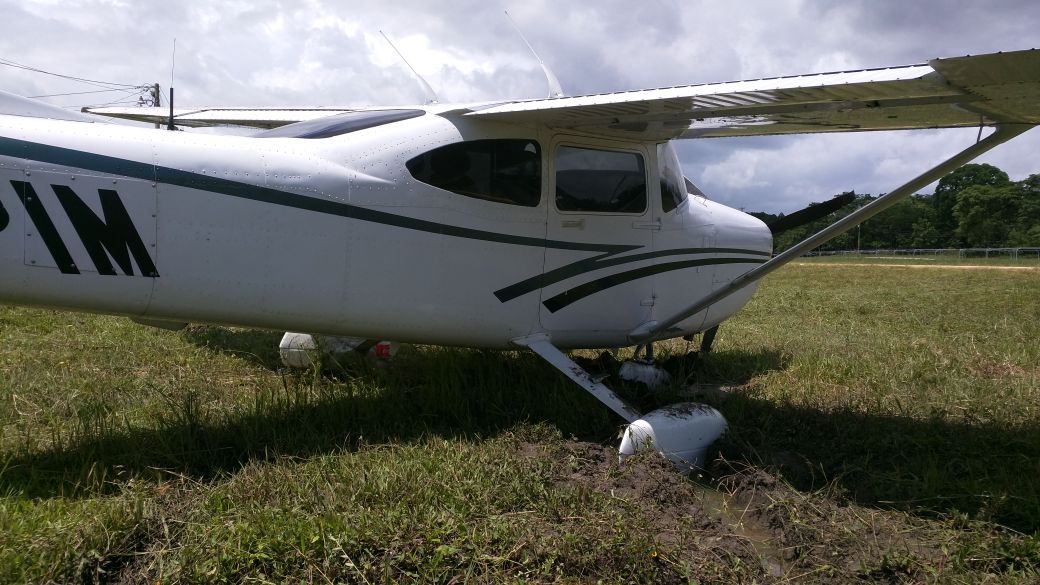 La avioneta derrapa y se sale de la pista de aterrizaje de Sayaxché. (Foto Prensa Libre: Rigoberto Escobar)