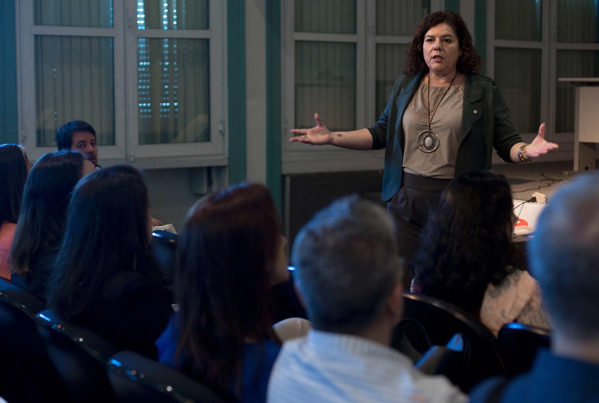 Maestros reciben instrucción sobre cómo reaccionar en situaciones de alto riesgo. (Foto Prensa Libre: AFP).
