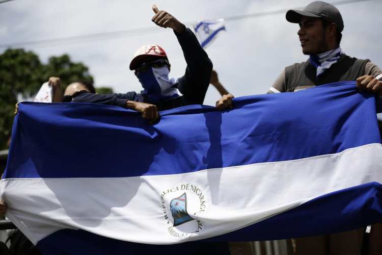 Cientos de nicaragüenses participan en la caravana “Nicaragua no olvida, Nicaragua no se rinde”. Exigen el desarme de los grupos armados a fines al Gobierno de Daniel Ortega.