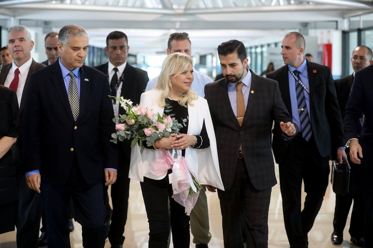 Sara Netanyahu (centro), esposa del primer ministro de Israel, Benjamín Netanyahu, acompañada de funcionarios, arriba al país. (Foto Prensa Libre: EFE)
