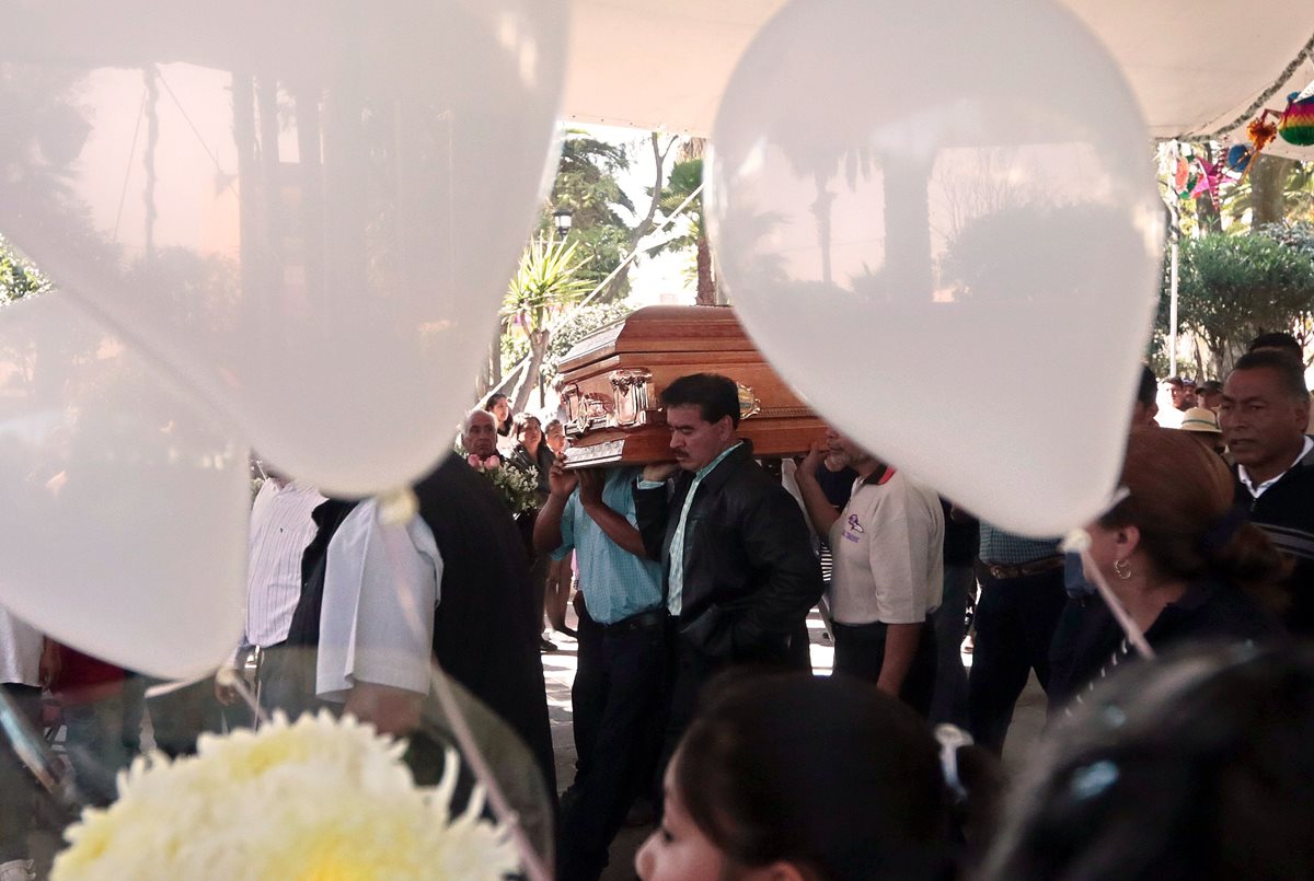 Familiares cargan el féretro de una de las víctimas de la tragedia de Tultepec, México. (Foto Prensa Libre: AFP).
