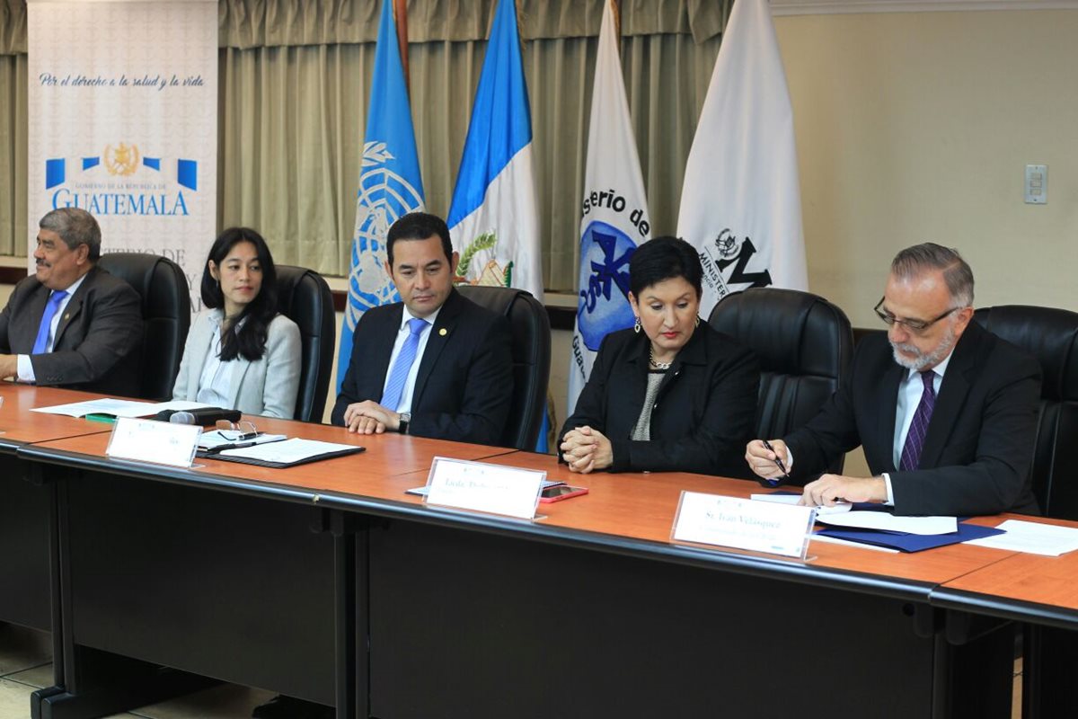 Funcionarios firman acuerdo de cooperación para investigar denuncias de corrupción en Salud. (Foto Prensa Libre: Esbin García)