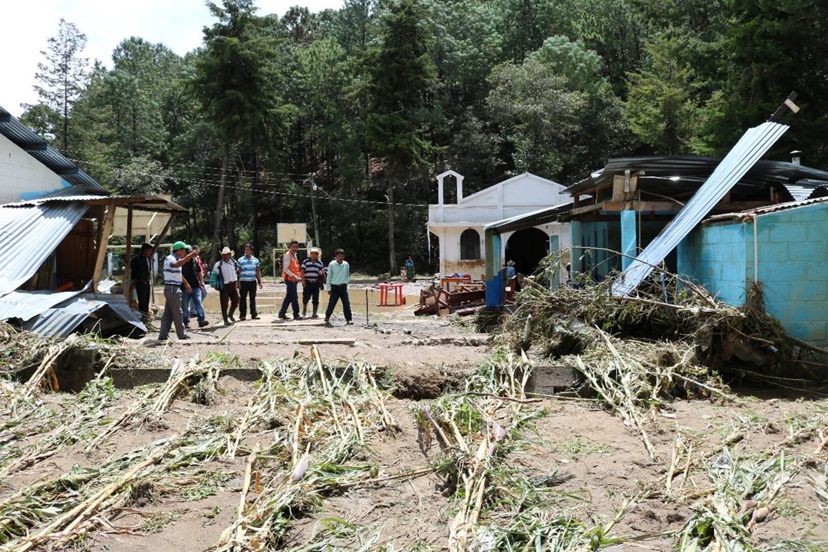 Vecinos observan con desconsuelo los destrozos que causó el desborde del río en San Antonio Chiquito, Uspantán. (Foto Prensa Libre: Héctor Cordero)