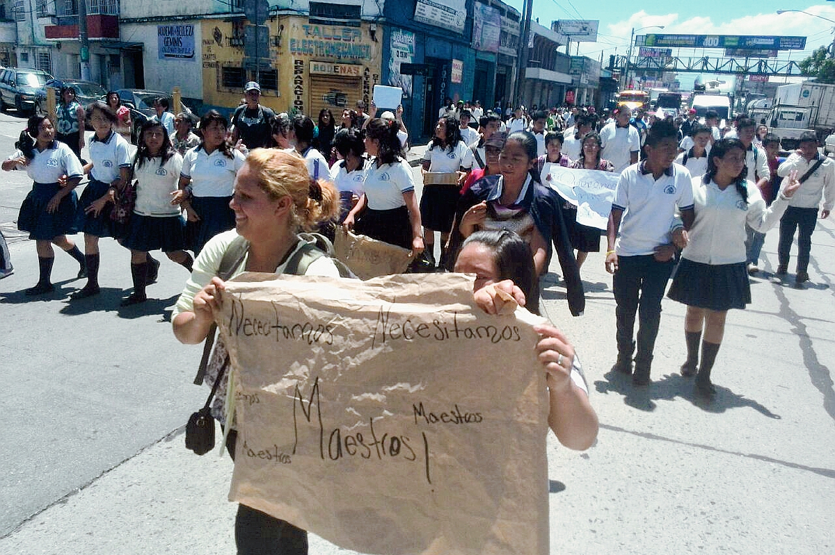 ESTUDIANTES DEL INEB SAN JUAN DE DIOS, SALIERON A PROTESTAR PARA EXIGIR MAESTROS