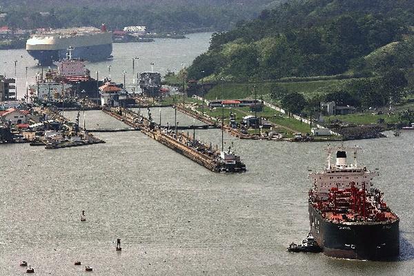 El Canal de Panamá aporta los mayores ingresos de financiamiento público. (Foto Prensa Libre: AFP) 