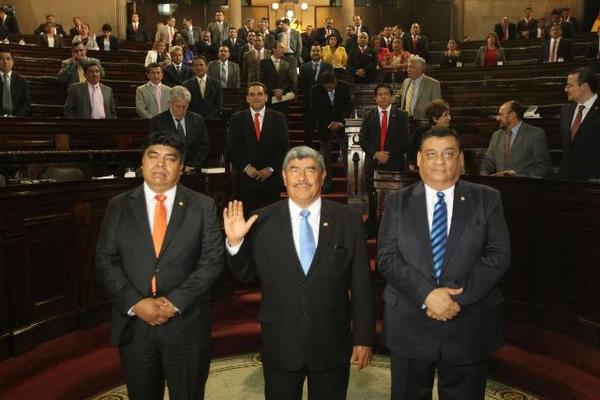 Carlos Mencos, contralor electo, es juramentado por el Congreso. (Foto Prensa Libre: Esbin García)