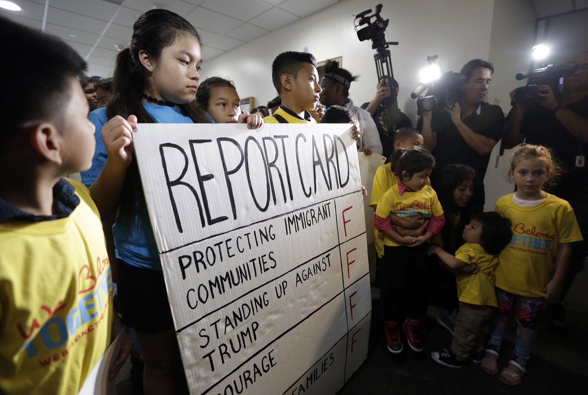 Niños y Jóvenes muestran su desaprobación simbólicamente a las redadas implementadas por Trump. (Foto Prensa Libre: AP)