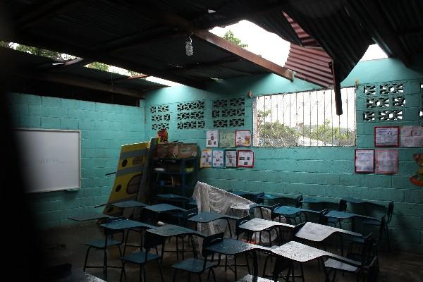La lluvia ha dañado los techos de escuelas, hasta ahora son 302 las que tienen este problema. Los fondos para repararlas salen del Quinto Programa del Mineduc. (Foto Prensa Libre: Hemeroteca PL)
