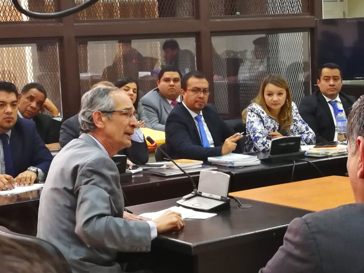 Expresidente Álvaro Colom expuso sus argumentos durante la audiencia de primera declaración en caso Transurbano. (Foto Prensa Libre: Estuardo Paredes)