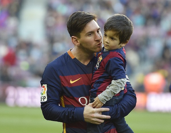 Lionel y Thiago, su hijo, antes del partido ante la Real Sociedad. (Foto Prensa Libre: AFP)