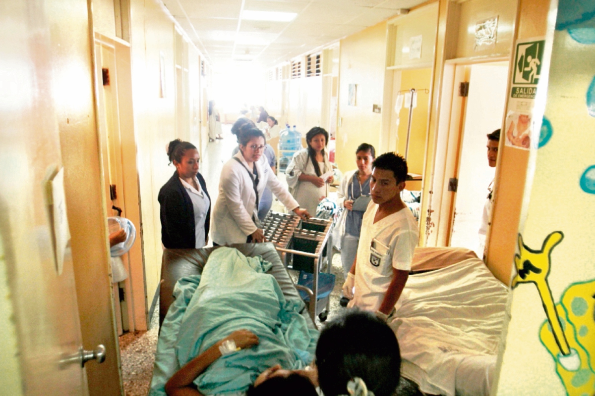 La sobrepoblación en el área de maternidad del Hospital Nacional de Antigua Guatemala obliga al personal médico, atender en pasillos.