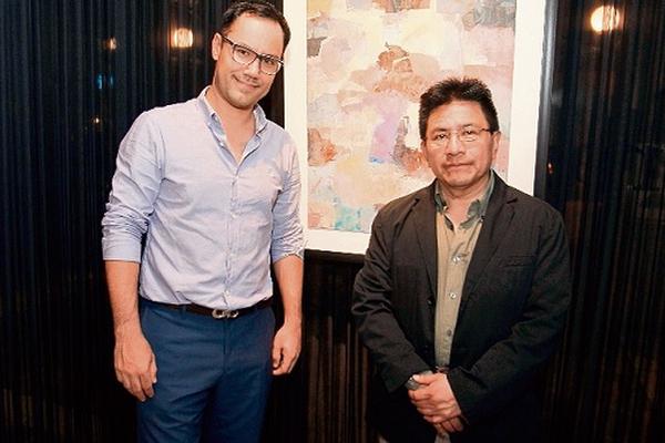 Pedro Solís, director de la galería El Túnel, y  Juan Francisco Yoc, junto a la obra Árbol de la vida. (Foto Prensa Libre: Edwin Castro)