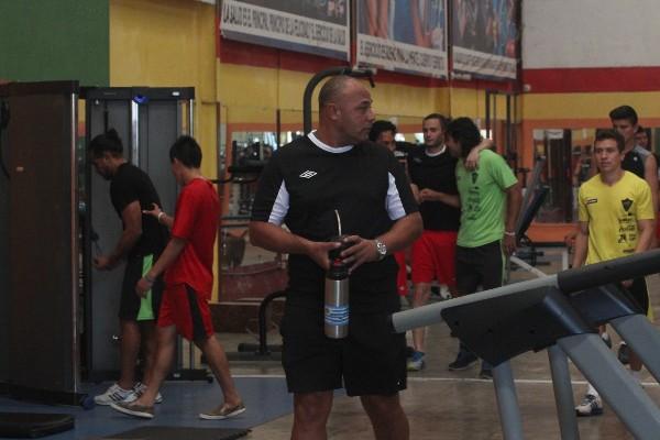 Richard Pressa, técnico de Coatepeque, junto a su equipo en la sesión de gimnasio, ayer en la mañana. (Foto Prensa Libre: Alexander Coyoy)