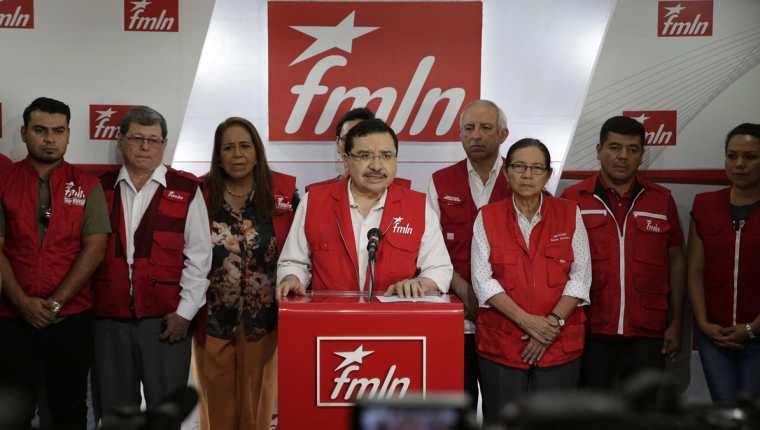 El secretario general del FMLN, Medardo González, durante una conferencia de prensa en San Salvador. (Foto Prensa Libre: EFE)