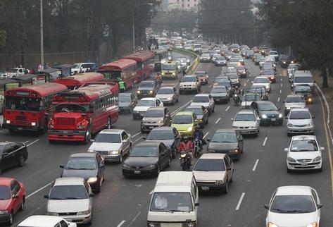 Tome en cuenta que comienza las clases y debe salir con 15 minutos de anticipación para evitar llegar a tiempo a su destino (Foto Prensa Libre: Hemeroteca PL)