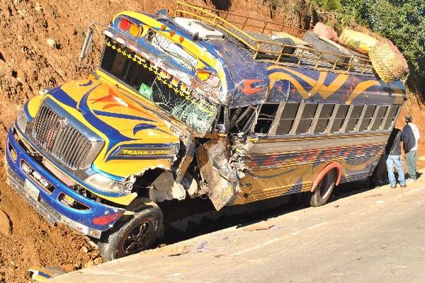 El bus  de los transportes  Lupic   quedó  en una cuneta  en el kilómetro  99.5 de la ruta  Interamericana,  en Tecpán  Guatemala, Chimaltenango.