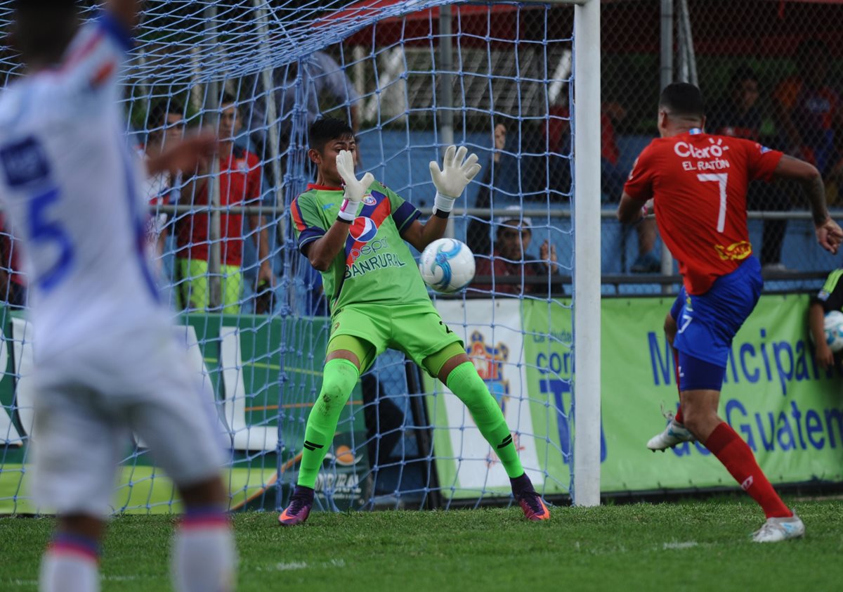 Blas Pérez remata al arco pero no puede vencer a José García. (Foto Prensa Libre: Francisco Sánchez)