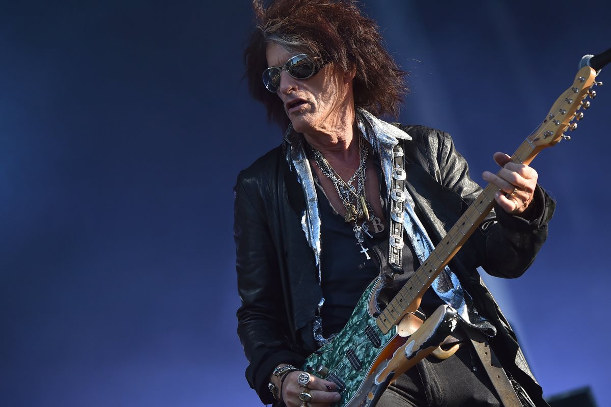 El guitarrista Joe Perry se recupera en Manhattan luego de haber sufrido quebrantos de salud al finalizar una presentación en Madison Square Garden. (Foto Prensa Libre: AFP)
