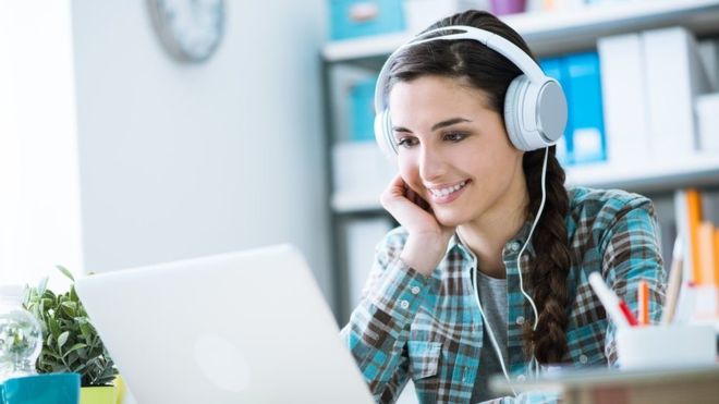 Mucha gente dice que escuchar música les permite trabajar mejor. (Foto, Thinkstock)