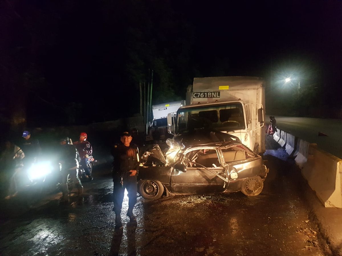 Varios vehículos resultaron involucrados en un accidente de tránsito en la ruta al Pacífico, el cual causó complicaciones a los automovilistas que se dirigían a la capital. (Foto Prensa Libre: PMT Villa Nueva)