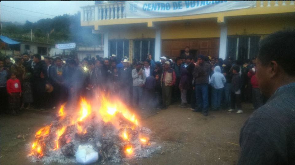 Hechos violentos se registraton en varios municipios, lo que motivo que el TSE decidiera repetir las elecciones en esas localidades. (Foto Prensa Libre: Hemeroteca PL)