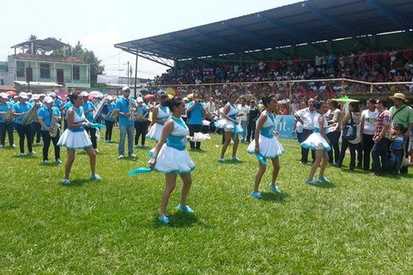 Un grupo de maestras presenta una coreografía en la inauguración de los Juegos Magisteriales en Tecún Umán. (Foto Prensa Libre: Alexander Coyoy) <br _mce_bogus="1"/>