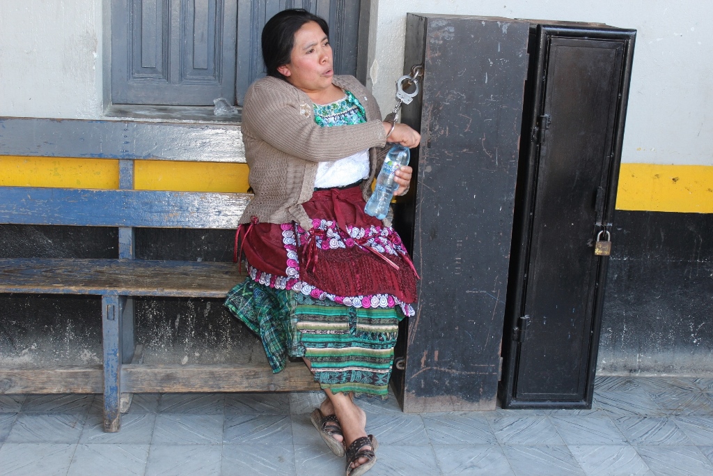 Mujer señalada de extorsión es capturada en Santa Cruz del Quiché, Quiché. (Foto Prensa Libre: Óscar Figueroa)