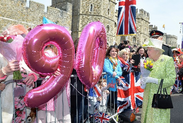 <span>La reina</span> <span>Isabel II</span> <span>saluda</span> <span>a los británicos</span> <span>en su</span> <span>cumpleaños número 90</span>. (AFP).