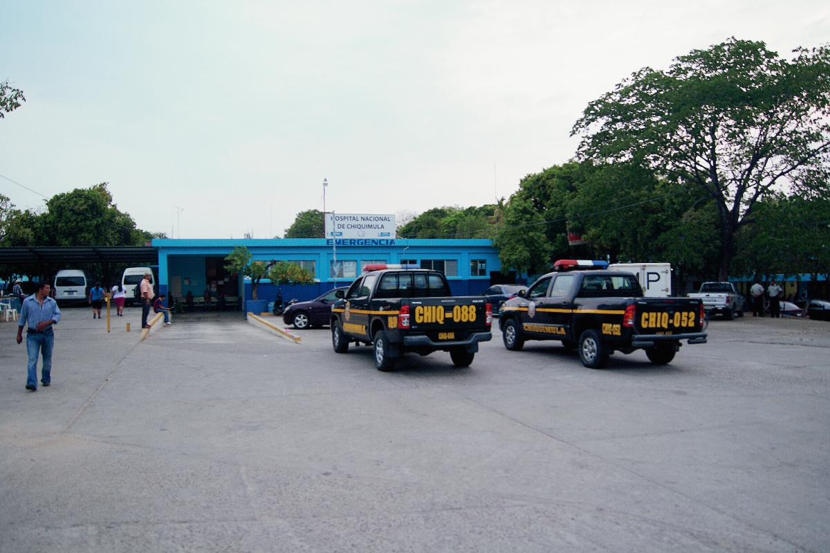 Vecinos de la cabecera de Chiquimula son atendidos en el Hospital Nacional local. (Foto Prensa Libre: Edwin Paxtor)