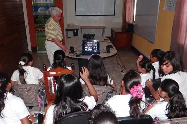Estudiantes de Petén interactúan con   niños japoneses, a través de videoconferencia. (Foto Prensa Libre:   Rigoberto Escobar)