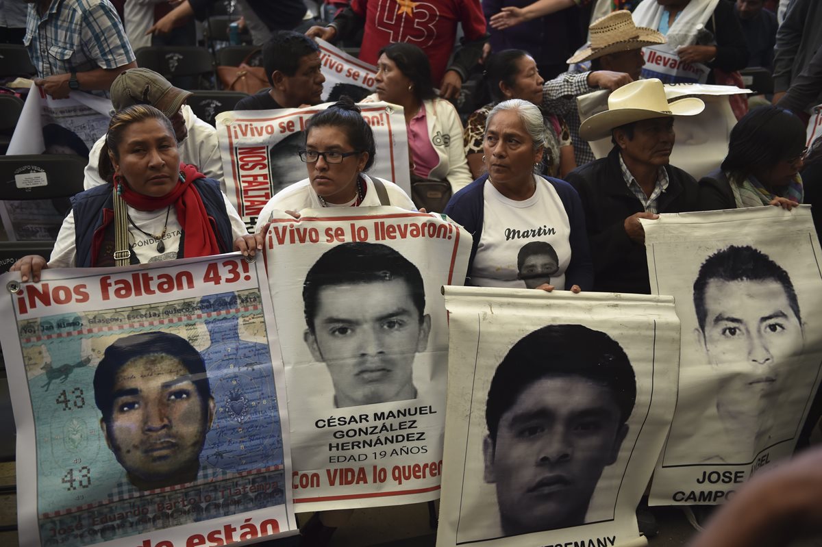 Familiares exigen justicia por los desaparecidos, durante presentación de informe. (Foto Prensa Libre: AFP)