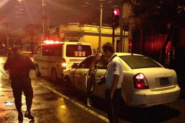 Bomberos Voluntarios confirman la muerte de un hombre en la zona 1. (Foto Prensa Libre: Bomberos Voluntarios) <br _mce_bogus="1"/>