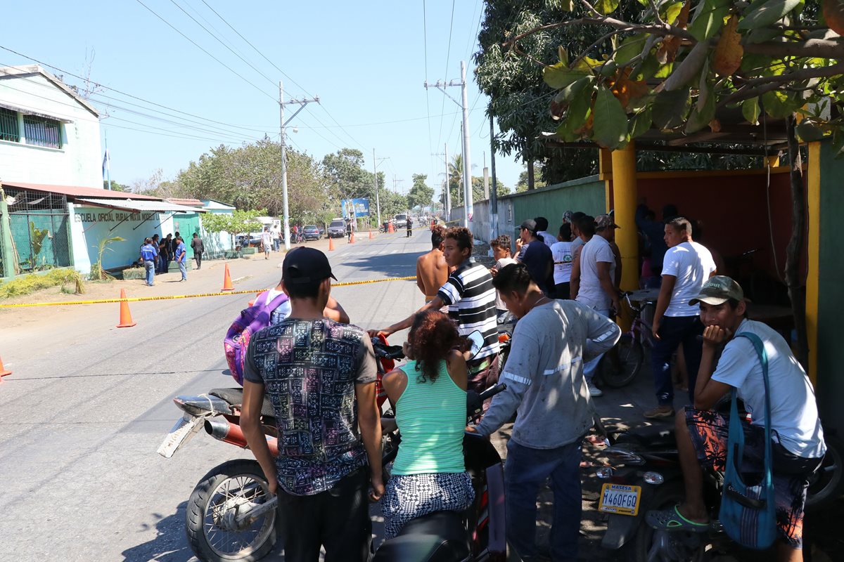 Familiares y vecinos llegan a identificar el cadáver de la víctima, quien era propietario de varios negocios. (Foto Prensa Libre: Enrique Paredes)