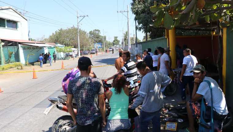 Familiares y vecinos llegan a identificar el cadáver de la víctima, quien era propietario de varios negocios. (Foto Prensa Libre: Enrique Paredes)