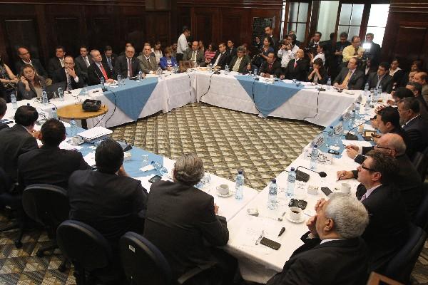 Jefes de bloques escuchan a representantes de las cámaras empresariales, en busca de consensos para  la aprobación de la ley de inversión y empleo.