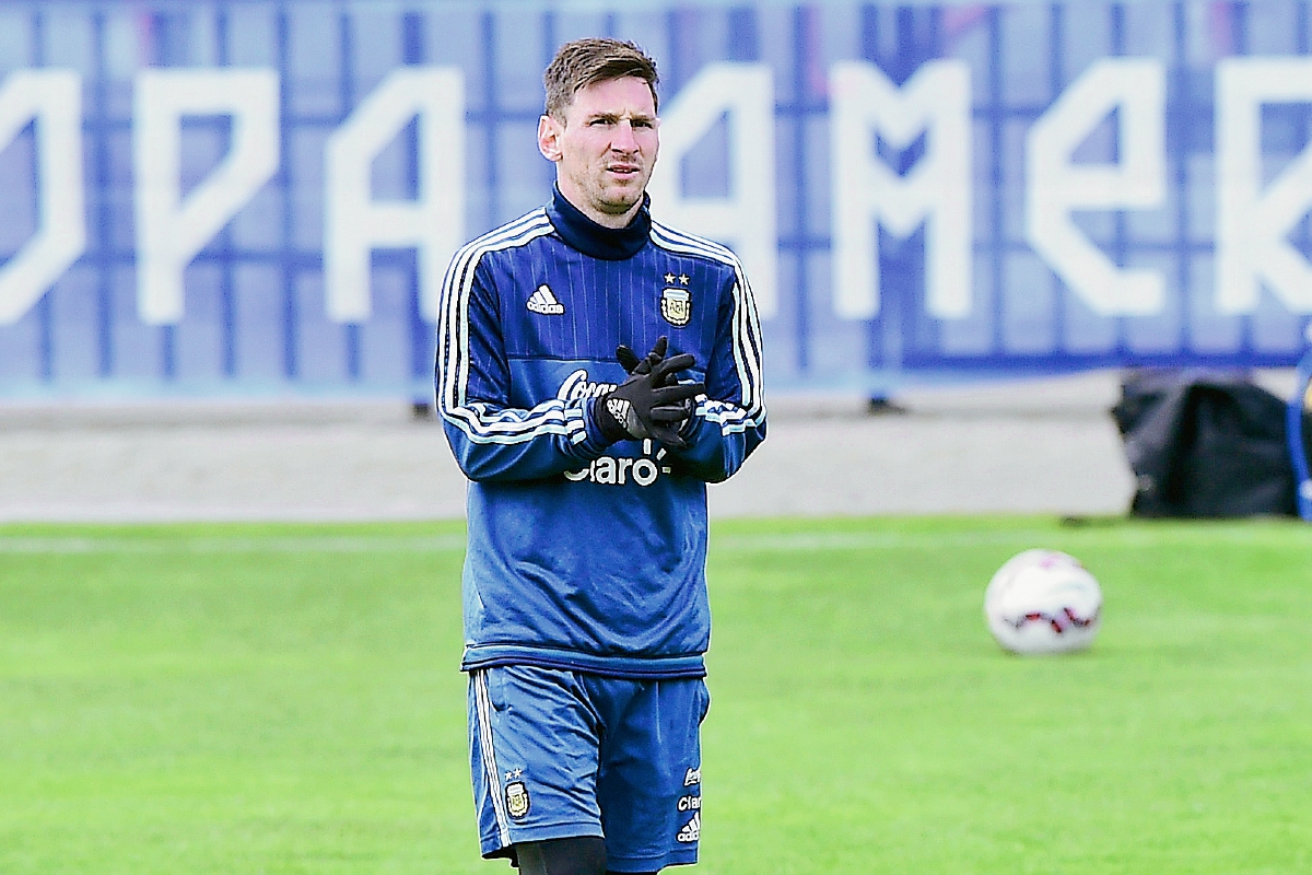Lionel Messi durante el entrenamiento de este miércoles. (Foto Prensa Libre: AFP)
