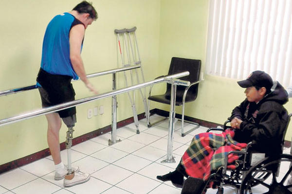 Henry Hernández coincidió, en su cita de evaluación, con un paciente que está aprendiendo a usar una prótesis parecida a la que fabricarán a su medida.