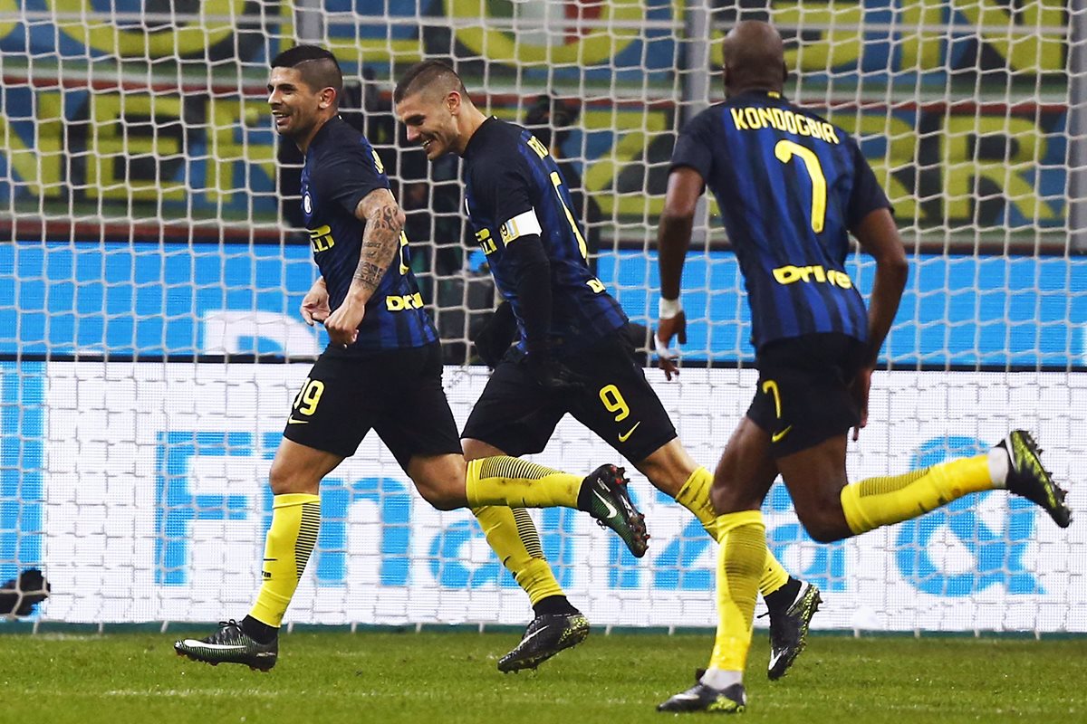 Icardi, el autor de un doblete en el encuentro corre para festejar con sus compañeros. (Foto Prensa Libre: AFP)